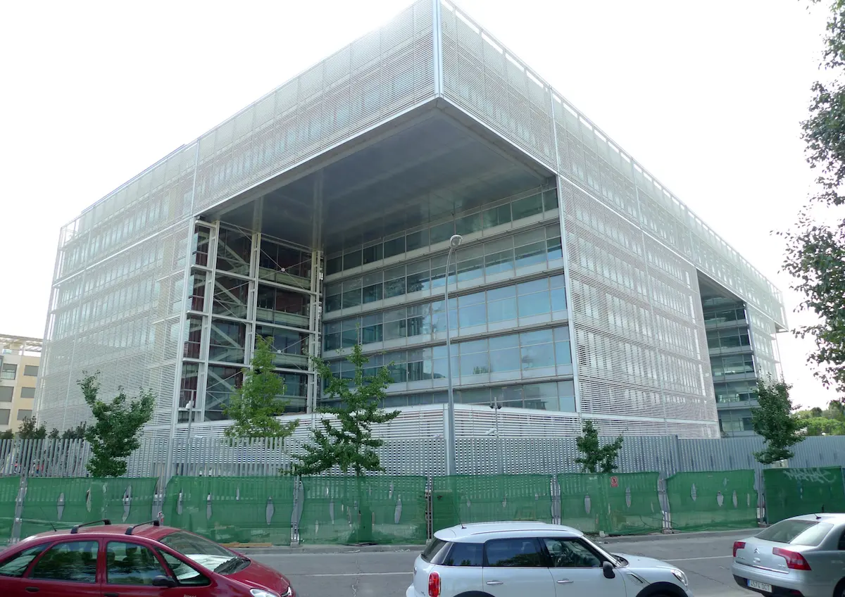 Edificio de oficinas con fachada ventilada de aluminio y vidrio, diseño vanguardista.