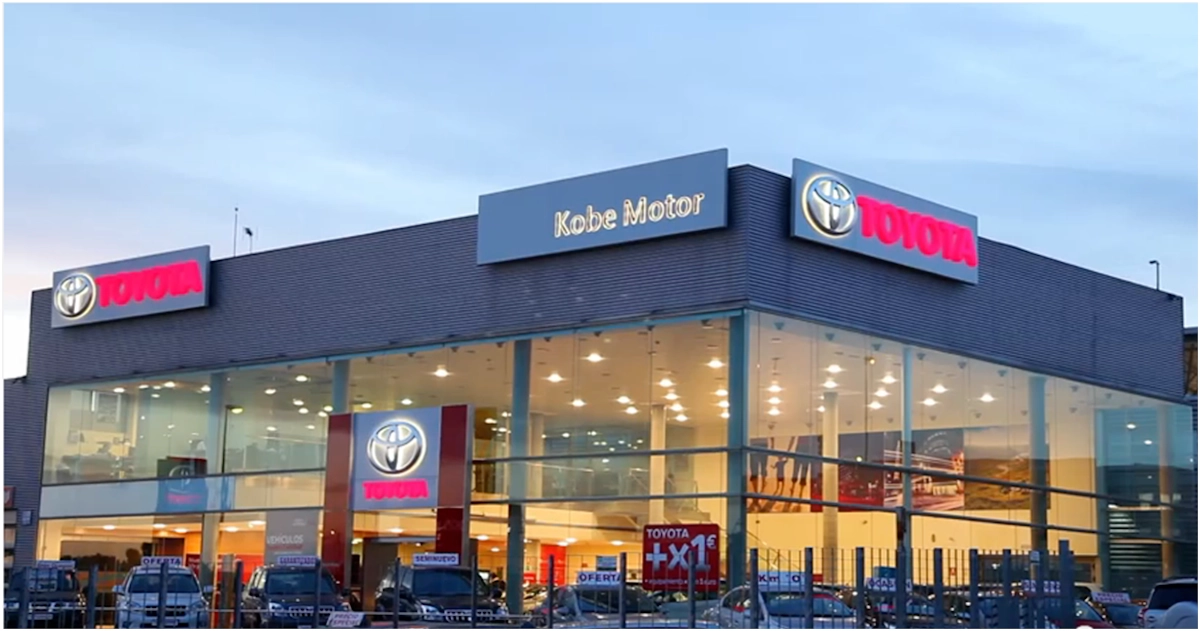 Fachada acristalada del concesionario Toyota Kobe Motor con estructura de aluminio.